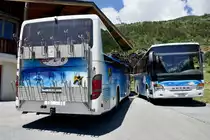 Zwei Setra 412 UL 'VS 38008' und 'VS 38005' die am 16.6.19 wärend dem Festumzug in Erschmatt parkiert sind.