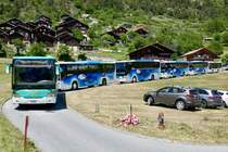 Mehrere Setra 415 UL und ein MB C2 K die am 16.6.19 wärend dem Festumzug in Erschmatt parkiert sind.