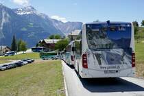 Die Hecks der parkierten Shuttle Busse fürs Oberwalliser Tambouren und Pfeiferfest in Erschmatt.