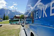 Detailblick auf den LLB Setra 415 GT-HD der am 16.6.19 in der Reihe der Shuttle Busse am 16.6.19 in Erschmatt parkiert ist.