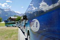 Detailblick auf den LLB Setra 415 UL der am 16.6.19 in Erschmatt in der Reihe der Shuttle Bussen parkiert ist.