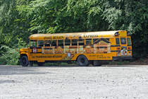 Chevrolet Schulbuss als INSEL RÜGEN EXPRESS im Einsatz zu den Wahrzeichen Rügens, hier auf den Busparkplatz am Königsstuhl. - 19.06.2019