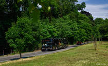 Eine schöne Aufnahme konnte am 5.Juni in Bad Honnef am Menzenberg gemacht werden. Zu sehen ist SU-BV 2649, der seine Schüler vom Privat Gymnasium  Schloss Hagerhof  zum Bahnhof in Rhöndorf bringt.