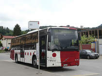 Volvo 8700 (TPF 48) hält am Bahnhof Gruyères.