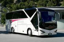 Ein Viseon C10 von Steiner Reisen der am 16.6.19 den Bahnhofplatz Leuk  in Richtung Erschmatt verlässt.