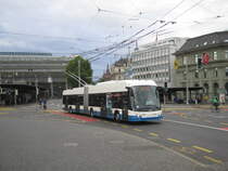 vbl Nr. 228 (Hess Swisstrolley 4 BGT-N2D) am 10.6.2019 beim Bhf. Luzern