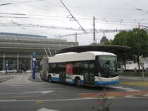 vbl Nr. 225 (Hess Swisstrolley 3 BGT-N2C) am 10.6.2019 beim Bhf. Luzern