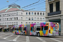 Mercedes Citaro 7026 mit der Werbung für 100 Jahre Adullam - Stiftung, auf der Linie 30 fährt zur Haltestelle Steinenschanze. Die Aufnahme stammt vom 02.07.2019.