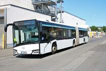 Transdev Rhein Main Solaris Urbino 18 SEV Linie für die VGF U-Bahn Linien U4 und U7 am 06.07.19 in Frankfurt Enkheim 