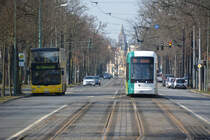 B-V 3117 steht am 02.04.2018 an der Endhaltestelle der Linie 316, Potsdam Glienicker Brücke. Nebenbei setzt die Vario Bahn Nummer 421 ein.