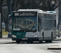 Am 02.04.2018 fuhr P-AV 923 auf der Linie 692. Aufgenommen wurde ein Mercedes Benz der zweiten Generation / Potsdam, Platz der Einheit.