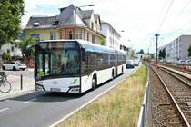 Transdev Solaris Urbino 18 als SEV Linie für die VGF U-Bahn Linien U1 U2 U3 und U8 am 06.07.19 in Frankfurt Eschersheim 