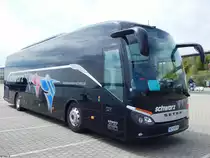 Setra 515 HD von Schwarz aus Österreich im Stadthafen Sassnitz am 18.05.2016