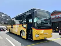 PostAuto Iveco Crossway der von Airolo nach Oberwald unterwegs ist, am 13.7.19 beim Zwischenstopp auf dem Nufenenpass.
