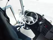 Der Fahrerarbeitsplatz vom Van Hool TX15 von De Stille Kempen Reizen aus Belgien im Stadthafen Sassnitz am 27.05.2016