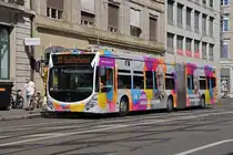 Mercedes Citaro 7028 mit der Werbung für 100 Jahre Adullam Stiftung, auf der Linie 30, fährt zur Haltestelle Steinenschanze. Die Aufnahme stammt vom 02.07.2019.