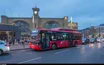 TfL Metroline London BYD/ADL Batteriebus am 22. April 2019 vor dem Bahnhof King's Cross in London.