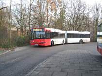 Der Wagen 4553 ein Solaris Urbino 18 der BSAG steht an der Endstation  Gustav Radbruch Strasse  in der Neue Vahr Nord. Der Bus f�hrt gleich zum Einsteigen vor um dann nach Rablinghausen zu fahren. Aufgenommen am 01.12.2008 