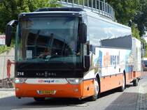 Van Hool TX16 von effeweg.nl aus den Niederlanden mit Anhänger im Stadthafen Sassnitz am 19.07.2016
