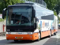 Van Hool TX16 von effeweg.nl aus den Niederlanden mit Anhänger im Stadthafen Sassnitz am 19.07.2016