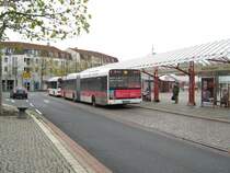 Gleich 2 Solaris Urbino (12 und 18) stehen hintereinander am Bhf Vegesack in Bremen-Nord Die neuen Busse kommen nicht bei allen Fahrg�sten an. Grund f�r das  abstossen  sind viel zu unbequeme Sitze, zu enger Abstand der Sitze, Innenschwingt�ren. Zudem nimmt der Motorkasten viel zu viel Platz weg. Ach ja zu wenig Sitzpl�tze hat er auch noch. 