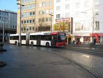 Ein neuer Solaris erreicht auf der Linie 25 den Bremer Hauptbahnhof um von dort zum Weserpark zu fahren. Bei dieser Lieferung gab es einige ver�nderungen im Fahrgastraum. Dazu z�hlen unter anderem tiefer angebrachte Sitze zwischen dem Radkasten und T�r 2 auf der rechten seite. Aufgenommen am 01.12.2008 am Bremer Hbf.