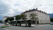 Der noch weiße Mercedes-Benz Citaro Facelift Nr. 849 der Innsbrucker Verkehrsbetriebe (I-849IVB) überquert am 03.08.2019 die Kreuzung Gumppstraße - Langstraße vor der Kulisse der  Tiroler Weinstube . Ziel des Kurses ist Innsbruck Sieglanger (Linie C).