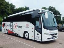 Volvo 9900 von  Grenzland-Reisen aus Deutschland im Stadthafen Sassnitz am 29.07.2016