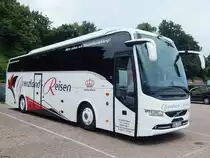Volvo 9900 von  Grenzland-Reisen aus Deutschland im Stadthafen Sassnitz am 29.07.2016