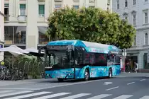 Graz, ÖBB-Postbus und die Holding Graz Linien testen in den nächsten Tagen einen Wasserstoffbus des Herstellers Solaris Bus & Coach S.A. Der Bus wurde heute am Grazer Hauptplatz präsentiert und soll eine Woche lang in Graz auf verschiedenen Linien getestet werden.

ÖBB-Postbus/Graz Linien Testbus Solaris Urbino 12 hydrogen am Andreas-Hofer-Platz, 14.08.2019