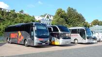 Volvo 9700 von Knautz und Neoplan Cityliner von Bohr und MAN Lion's Coach von VGH Reisen und Setra 511 HD von Die Hamburg Cruiser aus Deutschland im Stadthafen Sassnitz am 16.09.2017