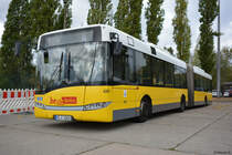 B-V 4202 stehen auf dem Betriebshof Indira-Gandhi-Straße. Aufgenommen am 22.09.2018 / Solaris Urbino 18.