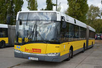 B-V 4336 stehen auf dem Betriebshof Indira-Gandhi-Straße. Aufgenommen am 22.09.2018 / Solaris Urbino 18.