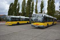 B-V 4202 und B-V 4336 stehen auf dem Betriebshof Indira-Gandhi-Straße. Aufgenommen am 22.09.2018 / Solaris Urbino 18.