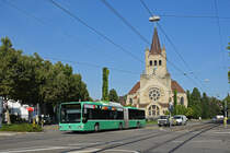 Mercedes Citaro 704, fährt mit der Fahrschule Richtung Markthalle. Im Hintergrund steht die Paulus Kirche. Die Aufnahme stammt vom 27.08.2019.