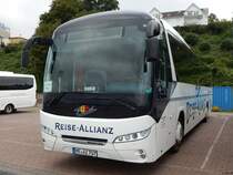 Neoplan Jetliner von Reise-Allianz/Nau aus Deutschland im Stadthafen Sassnitz am 23.09.2017