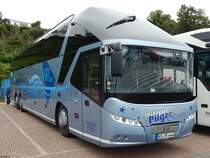 Neoplan Starliner von Pilger Reisen aus Deutschland im Stadthafen Sassnitz am 23.09.2017