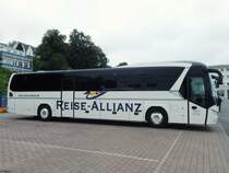 Neoplan Jetliner von Reise-Allianz/Nau aus Deutschland im Stadthafen Sassnitz am 23.09.2017