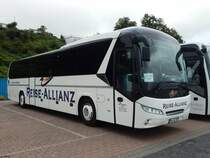 Neoplan Jetliner von Reise-Allianz/Nau aus Deutschland im Stadthafen Sassnitz am 23.09.2017