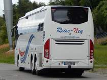 Volvo 9700 von Reise-Ney aus Deutschland im Stadthafen Sassnitz am 23.09.2017