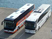 Van Hool TX17 von Janssen Reisen und Mercedes Travego von Althoff aus Deutschland im Stadthafen Sassnitz am 24.09.2017