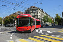 Volvo Hybrid Bus 873, auf der Linie 10, fährt in die Monbijustrasse ein. Die Aufnahme stammt vom 16.09.2019.