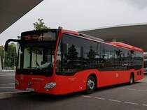 Hier wartet der S RS 2408 von der RBS (Leihwagen für RVS/Südwestbus) auf einen weiteren Einsatz. Abgelichtet am 11.06.2019 am Busterminal in Pforzheim.