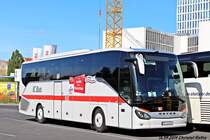 Ein Setra S 515 HD der Firma SINDBAD, Wagen 69 - OP 3269G - als IC Bus der DB Deutschen Bahn AG mit Werbung für die Linie Berlin -> Warschau - am 14.09.2019 am Hauptbahnhof in Berlin