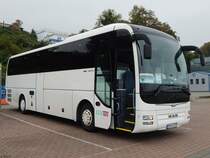 MAN Lion's Coach von Bach-Tours aus Deutschland im Stadthafen Sassnitz am 14.10.2017