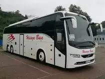 Volvo 9900 von Hisinge Buss aus Schweden im Stadthafen Sassnitz am 14.10.2017