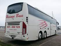 Volvo 9900 von Hisinge Buss aus Schweden im Stadthafen Sassnitz am 14.10.2017