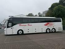 Volvo 9900 von Hisinge Buss aus Schweden im Stadthafen Sassnitz am 14.10.2017