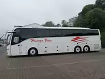 Volvo 9900 von Hisinge Buss aus Schweden im Stadthafen Sassnitz am 14.10.2017