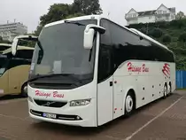 Volvo 9900 von Hisinge Buss aus Schweden im Stadthafen Sassnitz am 14.10.2017